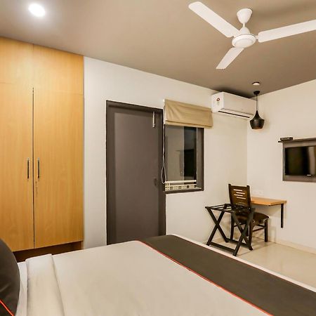 Super Collection O Le Noida Hotel Near Sector 76 Metro Station Extérieur photo