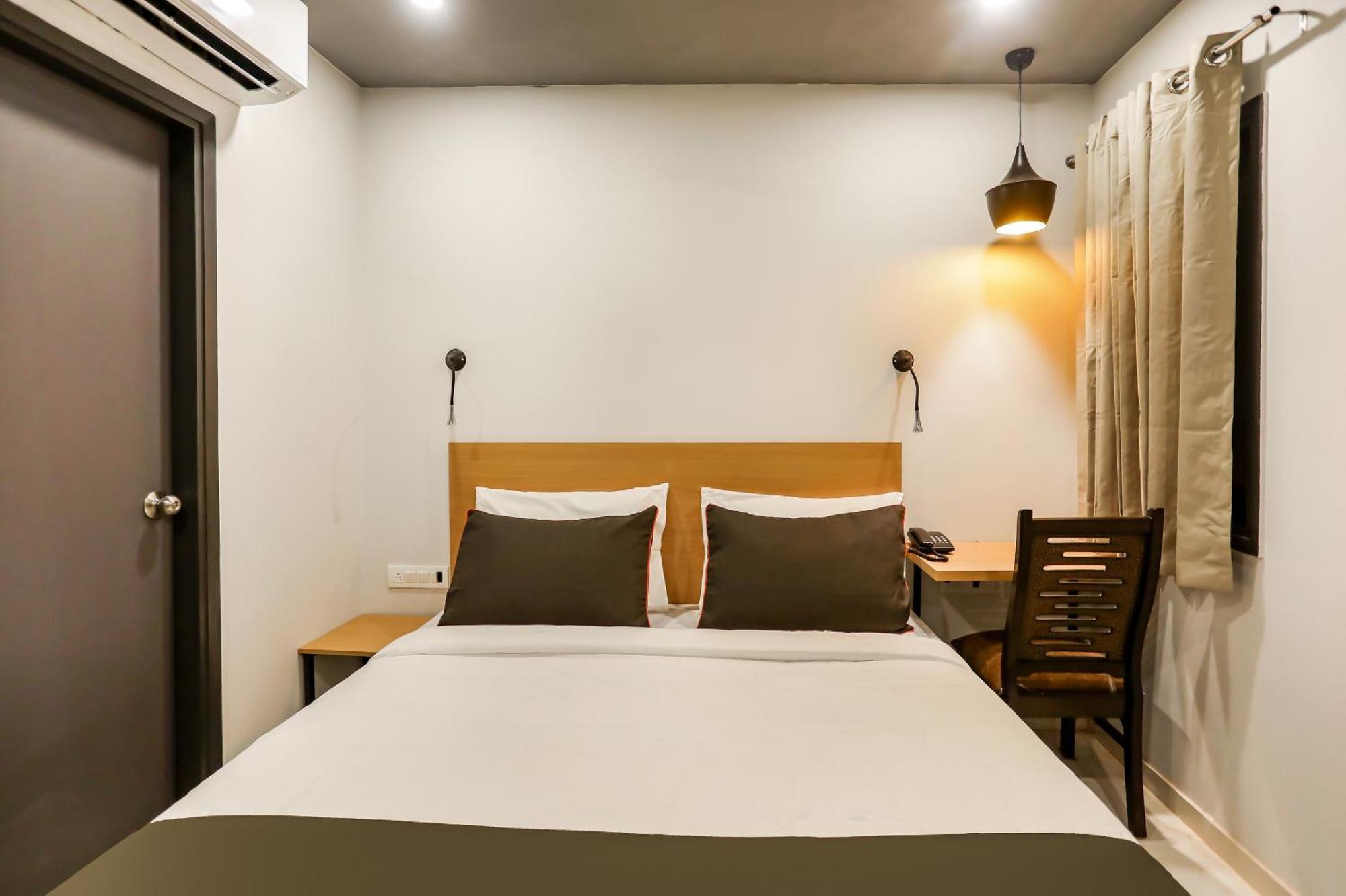 Super Collection O Le Noida Hotel Near Sector 76 Metro Station Extérieur photo