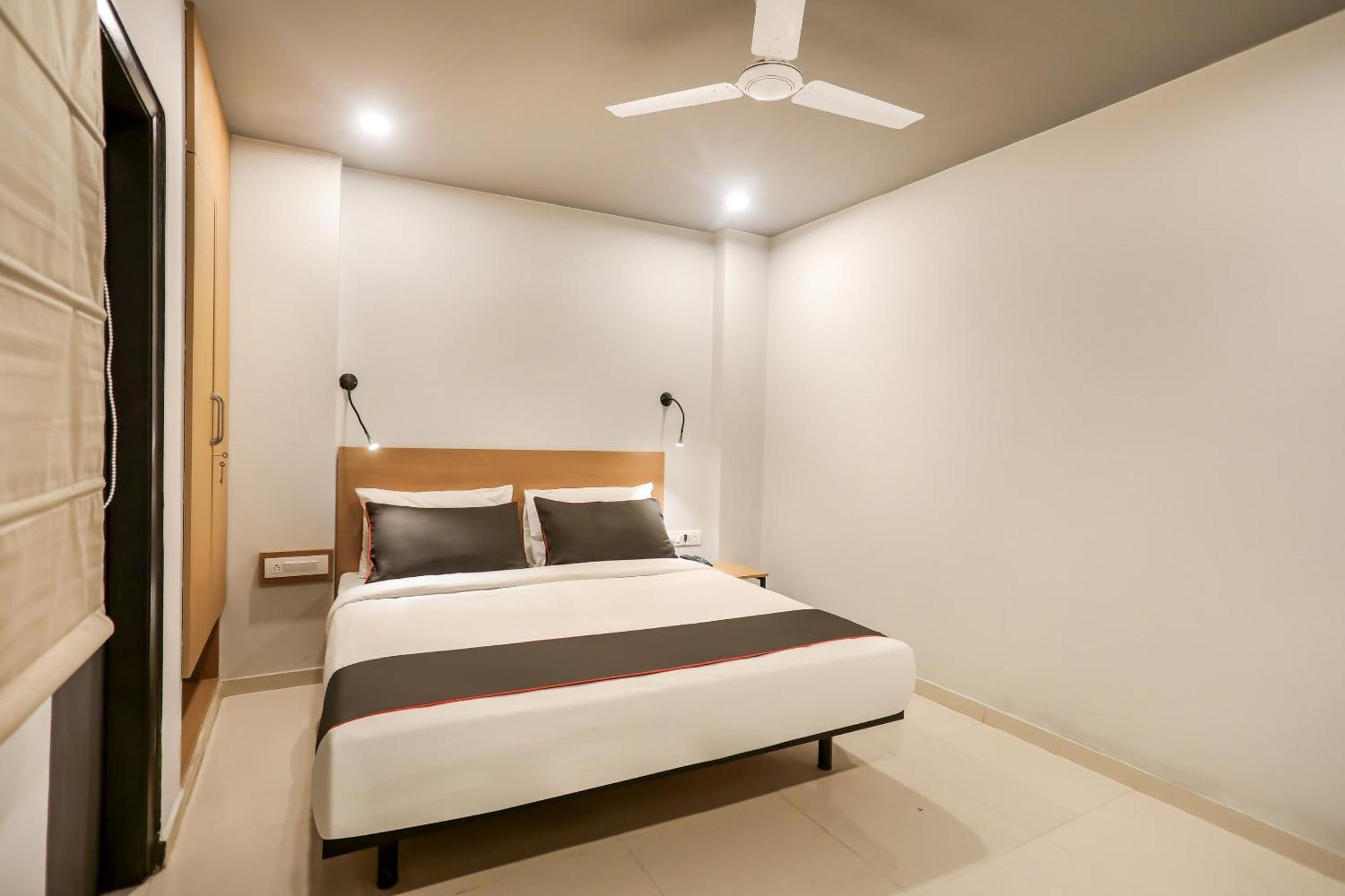 Super Collection O Le Noida Hotel Near Sector 76 Metro Station Extérieur photo