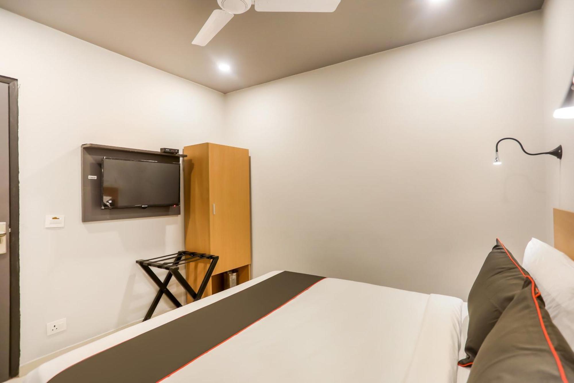 Super Collection O Le Noida Hotel Near Sector 76 Metro Station Extérieur photo