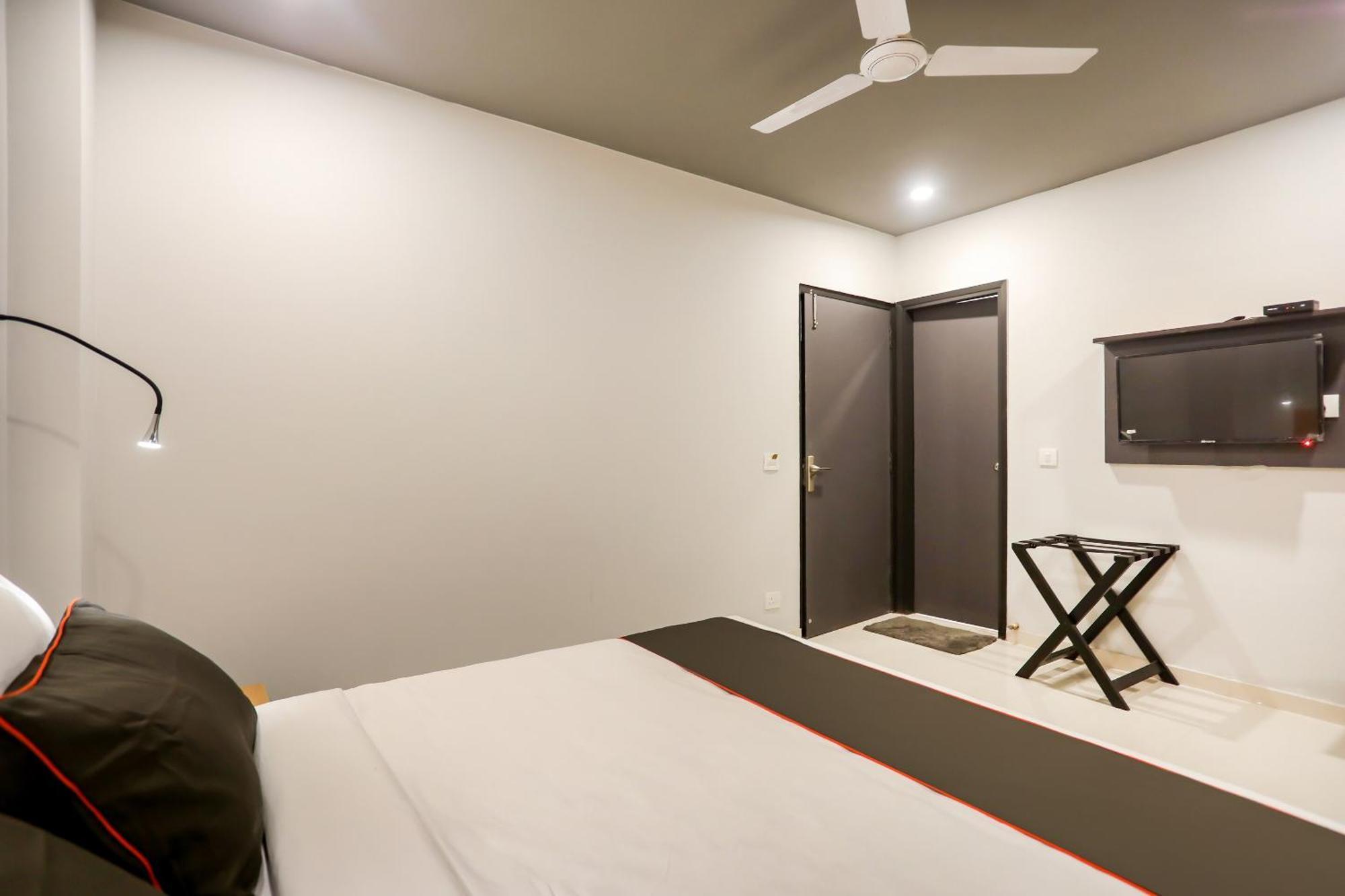 Super Collection O Le Noida Hotel Near Sector 76 Metro Station Extérieur photo