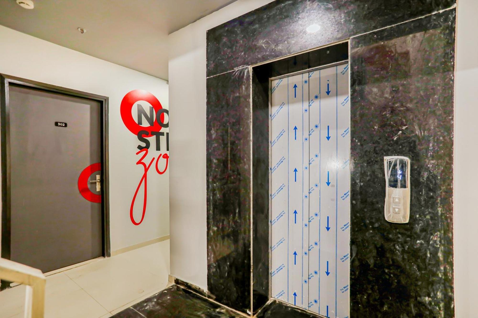 Super Collection O Le Noida Hotel Near Sector 76 Metro Station Extérieur photo