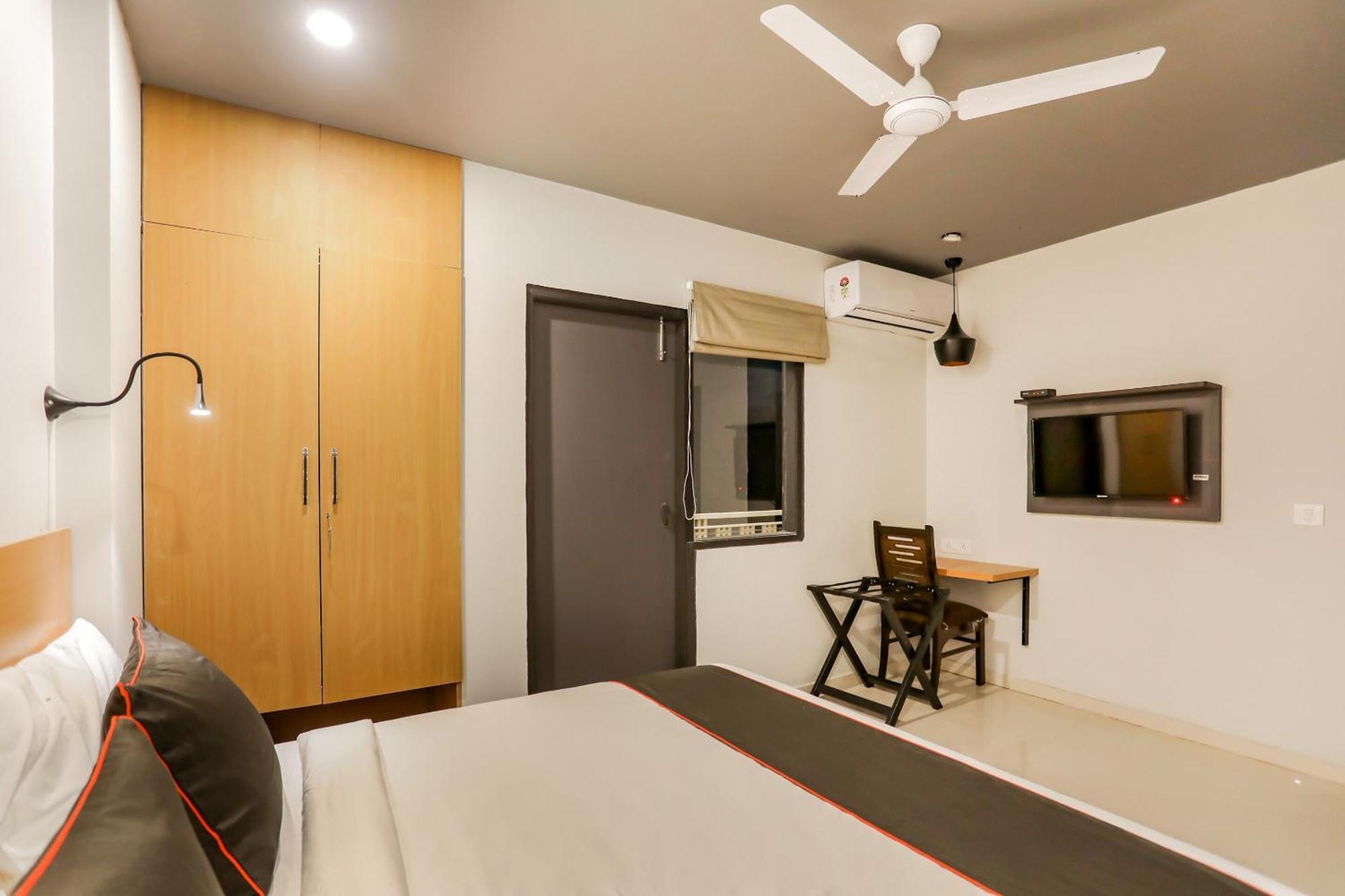 Super Collection O Le Noida Hotel Near Sector 76 Metro Station Extérieur photo